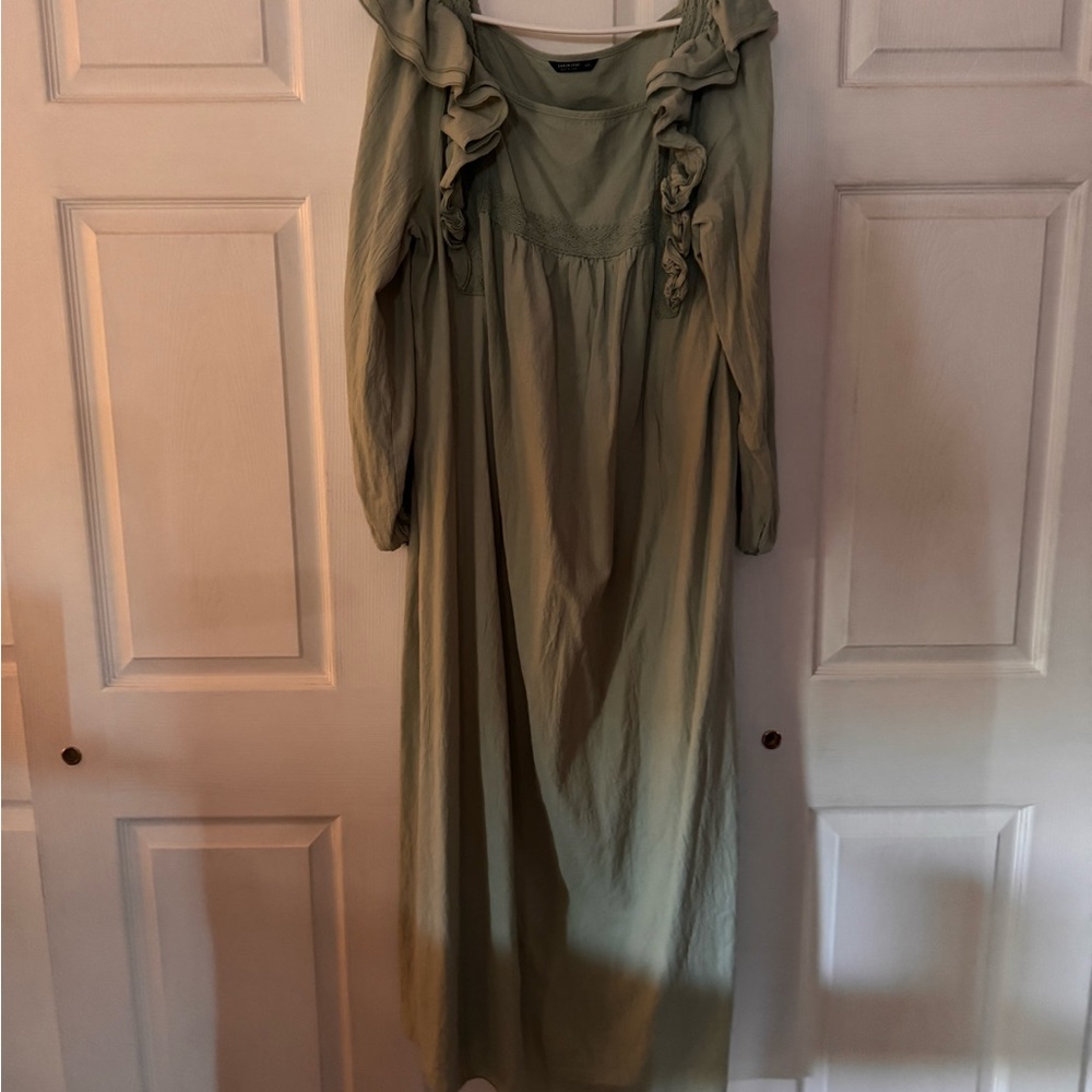 Light soft green dress well made with square neck and ruffles. Never worn 🥰❤️👍